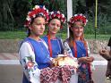 128_2856 Accoglienza nella frontiera Ucraina 2 - Le ragazze in costume con pane e sale_JPG